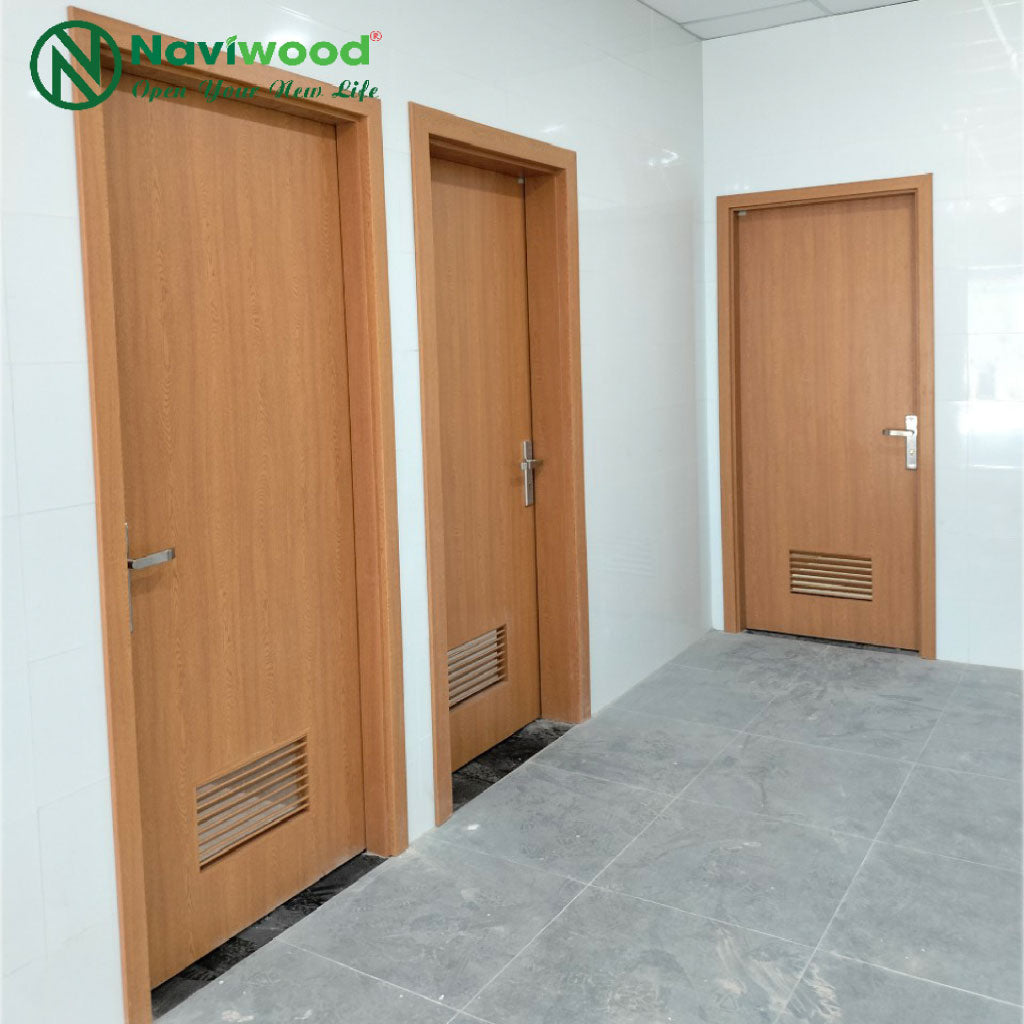 cua-nha-ve-sinh-co-la-sach